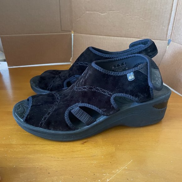 Bzees Comfort Wedge Sandal Black Crushed Velvet Open Toe Lightweight Drama 10W - Picture 6 of 11